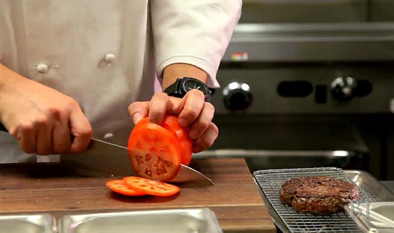 Kako napraviti vrhunski burger? Evo kako to radi poznati njujorški kuhar (VIDEO)