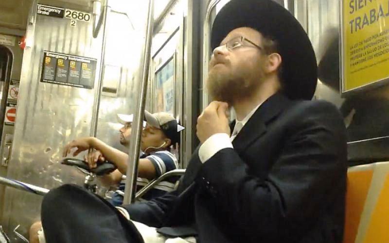 On je stvarno pregladnio: U podzemnoj jeo vlastitu bradu (VIDEO)