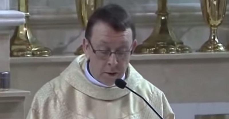 Ovaj svećenik pjeva za oltarom i oduševljava cijeli svijet (VIDEO)