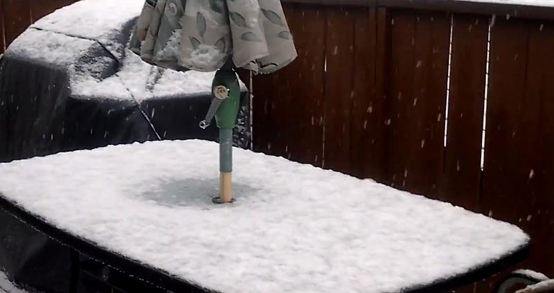 Ma kakvo ljeto: Hrvati u Calgaryu uživaju u prvom ovogodišnjem snijegu (VIDEO)