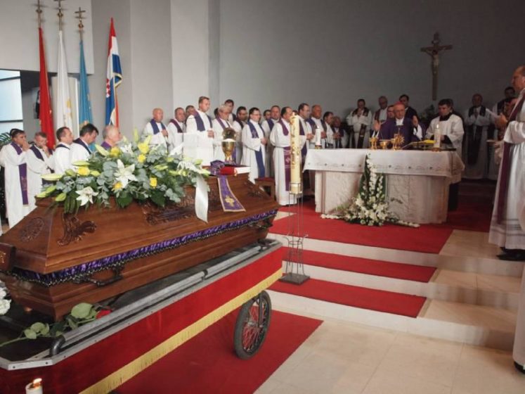 Tisuće vjernika ispratilo don Emila Bilavera