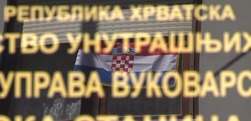 Nema mira: Razbijena dvojezična ploča postavljena popodne u Vukovaru