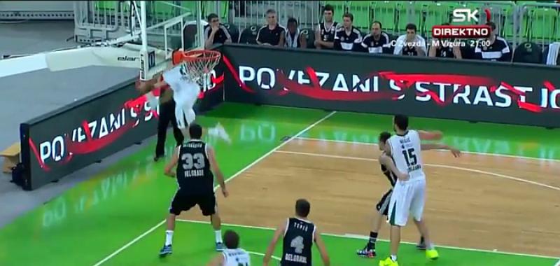 Košarkaški potez godine? Pogodio iz nemoguće pozicije (VIDEO)
