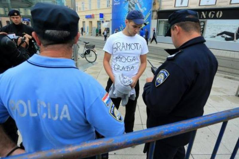Pjesma koja je uzbudila javnost: 'Sa 18 godina sreću ću potražiti u tuđoj zemlji'