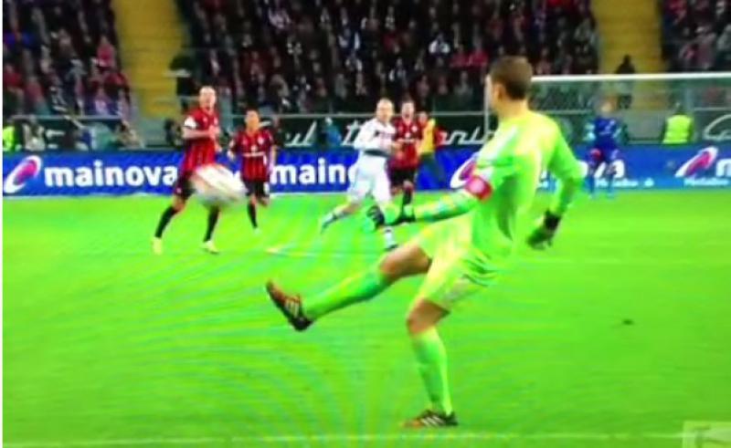 Vratar Bayerna Manuel Neuer oduševio fintom (VIDEO)