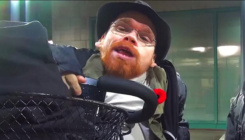 'Patuljak' tri sata na ulici; evo kakve uvrede je doživio (VIDEO)