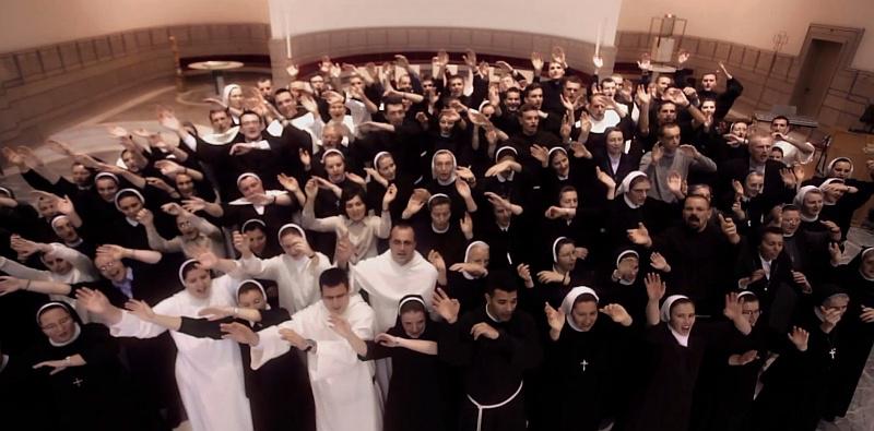 Poslušajte kako stotinu redovnika i redovnica pjeva svoju novu himnu