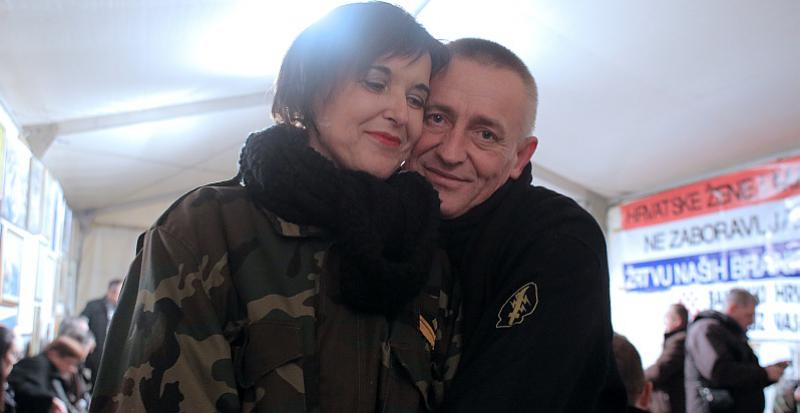 FOTO VIJEST: Braniteljski par objavio zaruke ispred Ministarstva branitelja