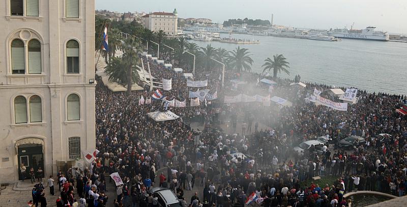 Tisuće Splićana protiv HNS-a: 'Nećemo stati na ovome, idemo u Zagreb'