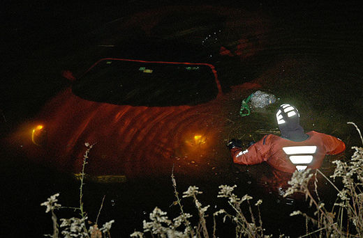 Hrvat u Austriji uletio Ferrarijem u ribnjak, 10 vatrogasaca izvlačilo automobil!