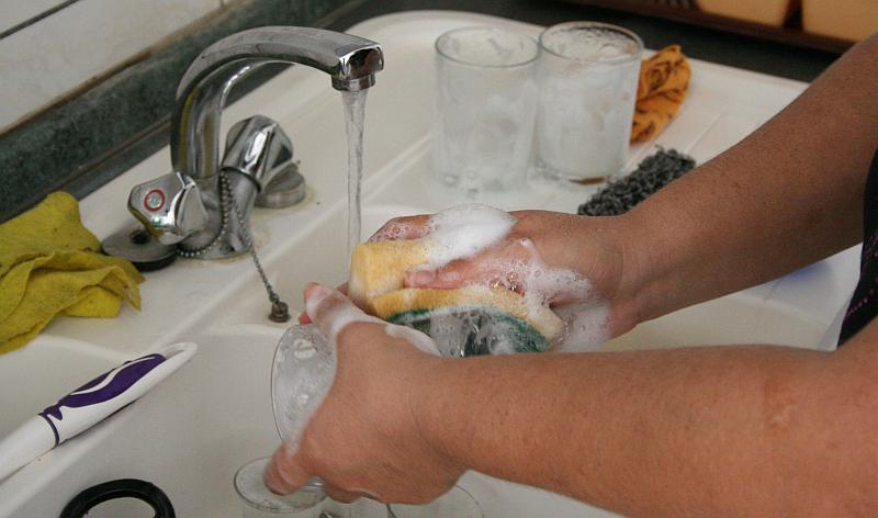 Kako lakše i brže oprati suđe nakon što gosti odu s božićne gozbe?