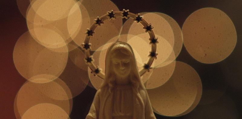 'Gospa ima sivu haljinu, bijeli veo, plave oči, crnu kosu, lebdi na oblaku...'