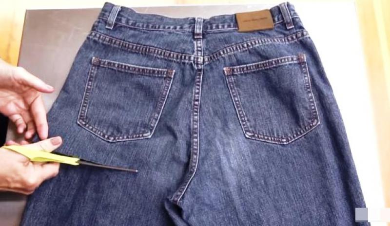 Izrezala stare jeans na komade, a ono što je napravila je GENIJALNO!