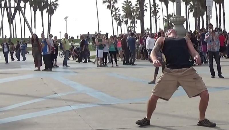 Obećali im 100 dolara ako uspiju; smijala im se cijela plaža (VIDEO)