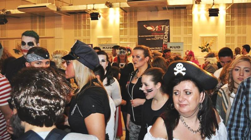 Posavljaci pod maskama u Beču: stotine posjetitelja uživale u karnevalskoj noći