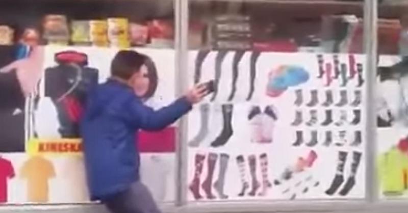 Evo kako Bosanac snima 'selfie' s ljepoticom (VIDEO)