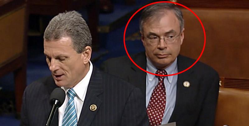 Što to radi političar kolegi iza leđa, dok je ovaj za govornicom? (VIDEO)