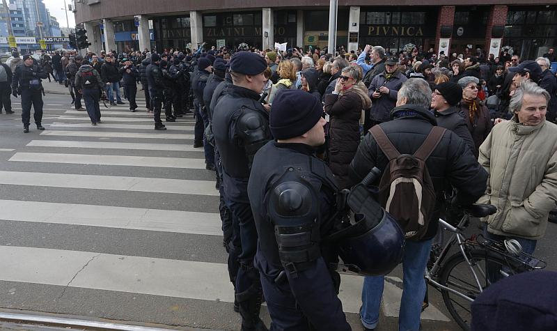 Policija spriječila sukob prosvjednika i branitelja