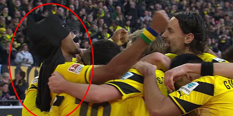 Neobična proslava: zabio zgoditak  pa iz vrećice iza gola izvukao ovo (VIDEO)