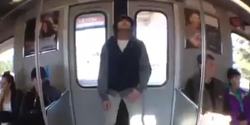 Bezbrižno se vozio naslonjen na vrata; dok se nisu otvorila (VIDEO)