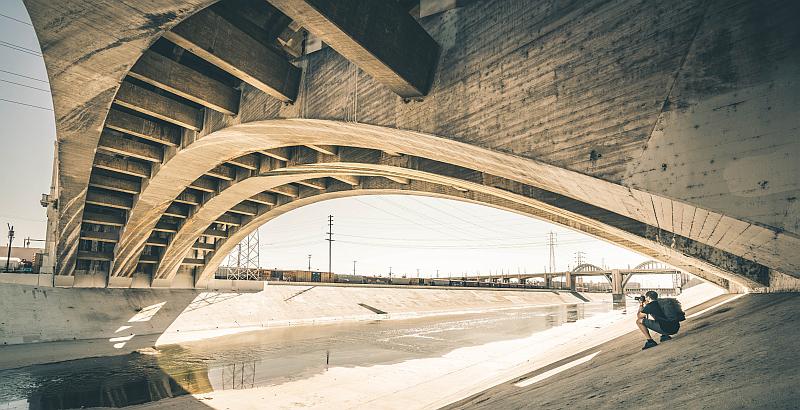 Vidite li na ovoj slici jezivog čovjeka koji potajice promatra fotografa?