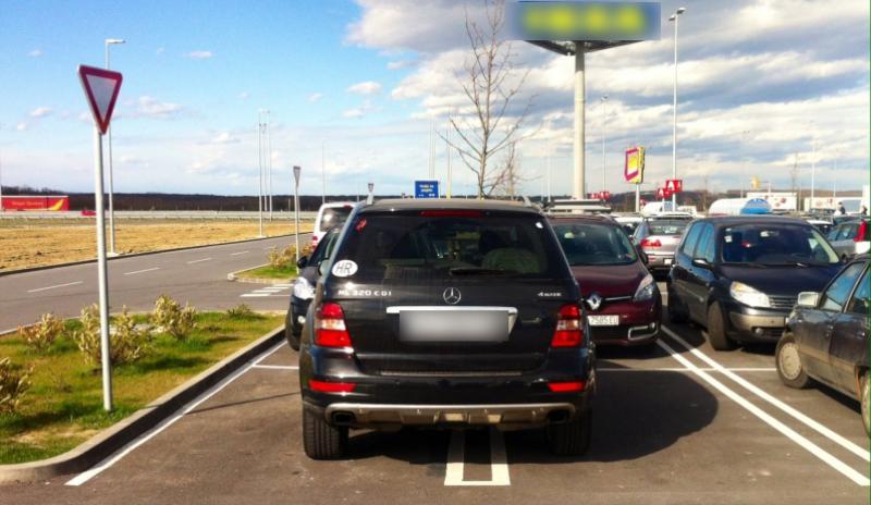 Parkiranje skupim Mercedesom na balkanski način (FOTO)