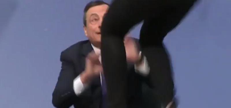 INCIDENT U FRANKFURTU: Skočila na stol i napala predsjednika ECB