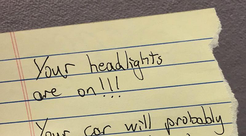 Ostavio upaljena svjetla na automobilu; kad se vratio čekala ga je poruka
