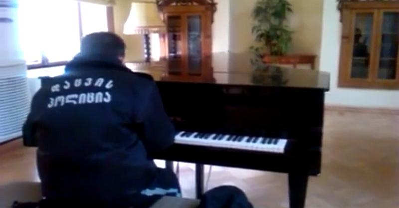 Snimali čuvara koji je mislio da je sam u knjižnici; oduševit će vas (VIDEO)