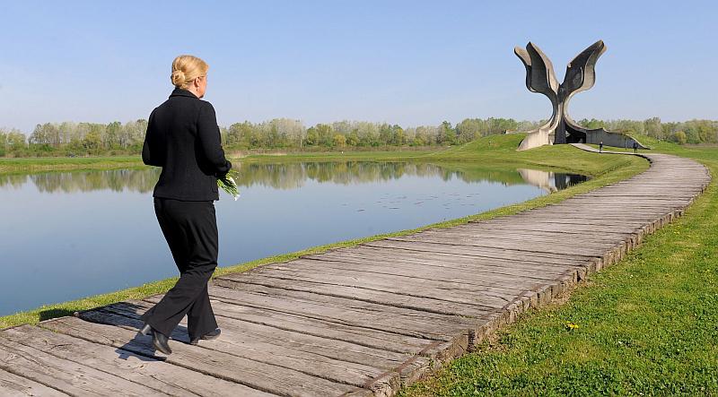 Predsjednica u Jasenovcu: 'Osuđujem zločine, mučenja i ubijanja'