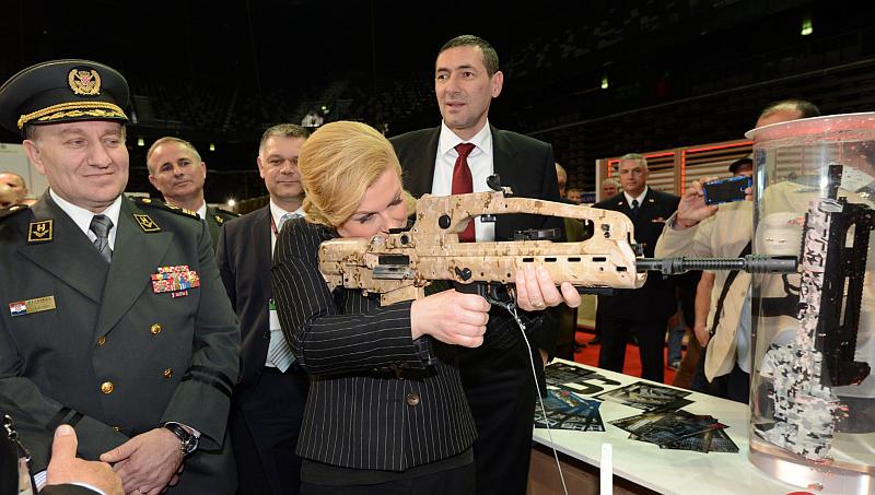 Pogledajte kako to izgleda kad Grabar-Kitarović uzme oružje u ruke (FOTO)