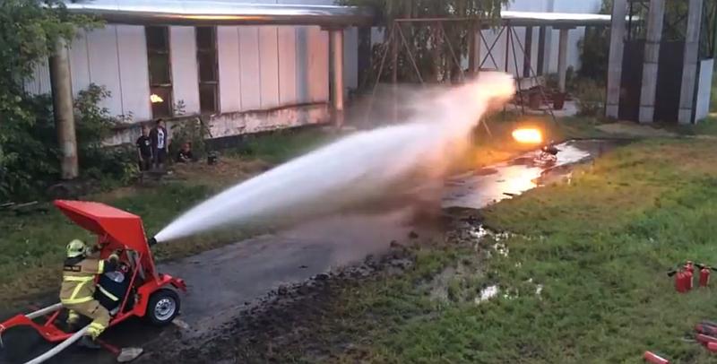 Evo što se dogodi kad se 'sukobe' bacač plamena i 'vodeni top' (VIDEO)