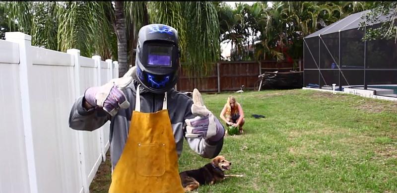 Izlio otopljeni aluminij u lubenicu, nije očekivao ono što se dogodilo (VIDEO)