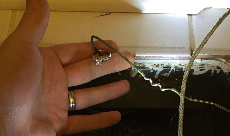 Vjenčani prsten pao joj je u ventilaciju; oduševit ćete se kako ga je muž 'upecao' (FOTO)