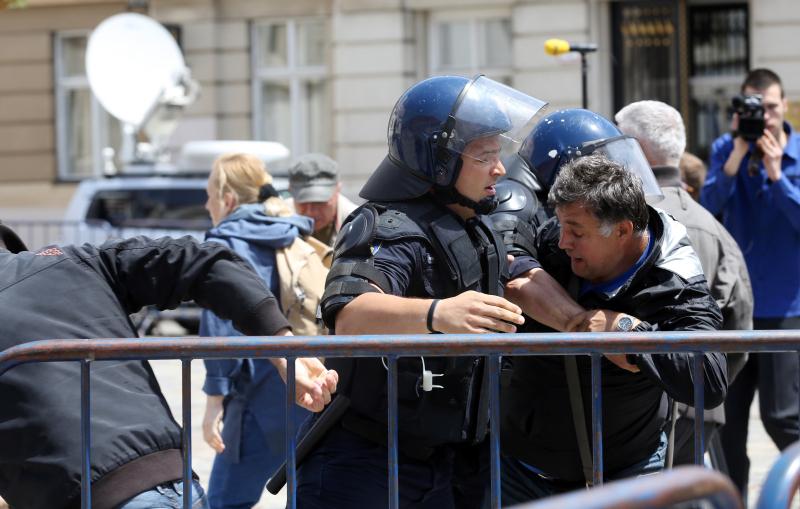 SITUACIJA ESKALIRALA: Branitelji probili blokadu, naguravali se s policijom