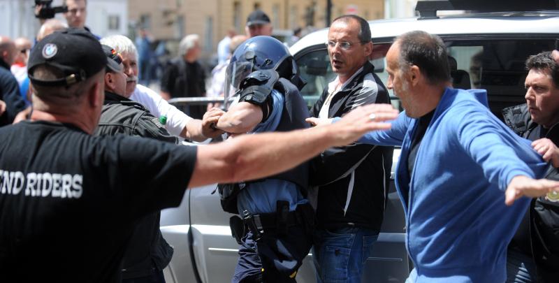 Ranko Ostojić: Gušenje i udaranje policajaca neće proći bez posljedica
