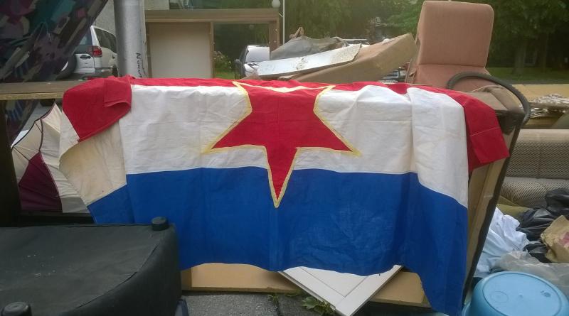 Zastava SFR Jugoslavije završila na smeću (FOTO)