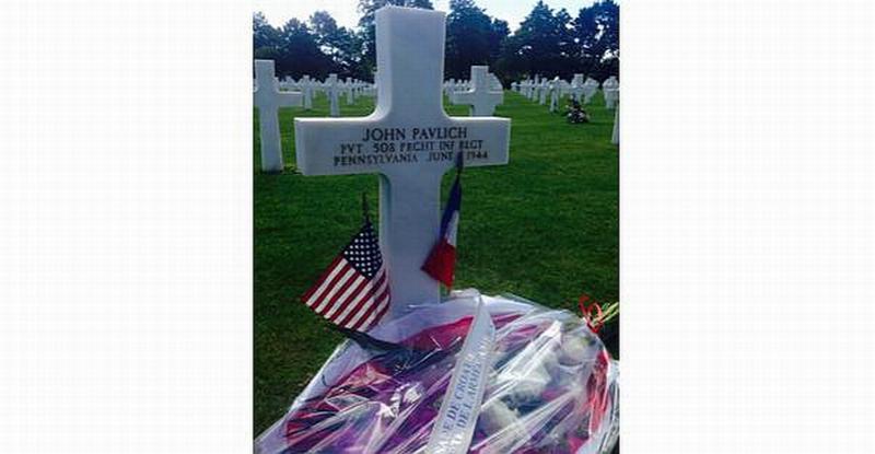 Hrvatski grob iznad plaže Omaha; 23-godišnji John je poginuo pri iskrcavanju u Normandiji