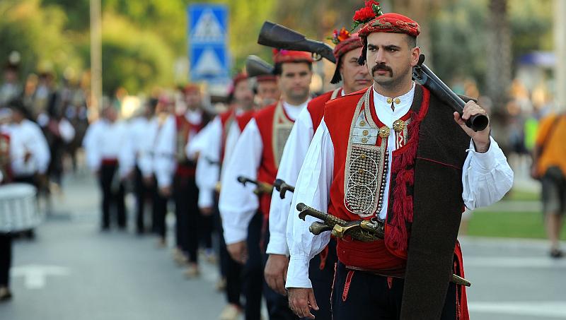(FOTO) Prvi put u povijesti - mimohod sinjskih alkara Splitom