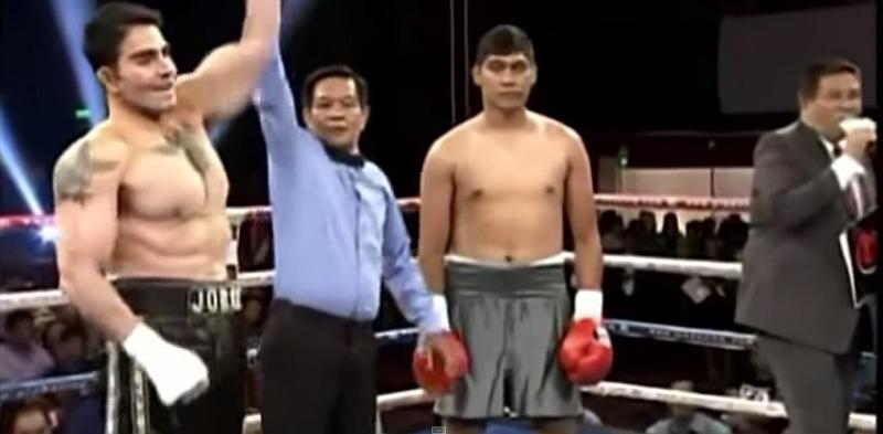 REDIKUL U RINGU: Pogledajte kako biznismenu silikonskih mišića namještaju mečeve