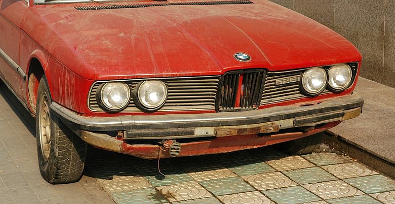 Kad dolazi iz Njemačke u domovinu uglanca stari BMW, kupuje na rasprodaji i pravi se da ima