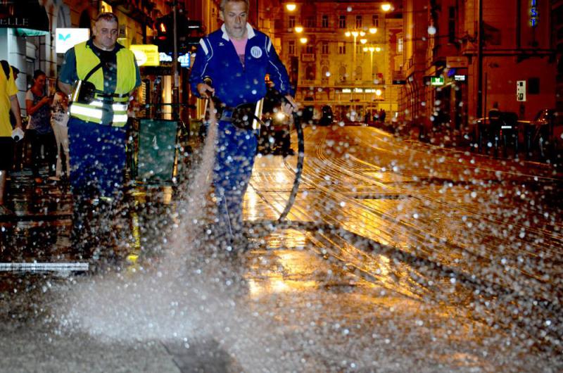 (FOTO)  Bandić u pola 5 šmrkom čistio Trg bana Jelačića