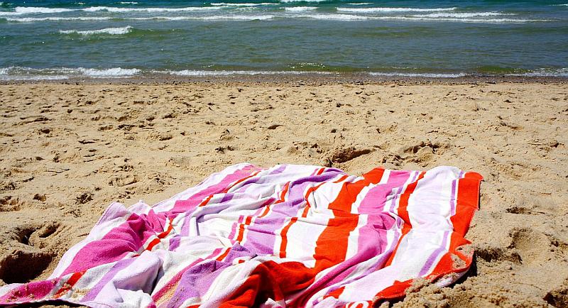 Komunalni redari dalmatinskih mjesta uklanjaju ručnike koji 'čuvaju mjesto' na plaži