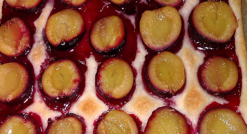 Jednostavan kolač od šljiva i pudinga