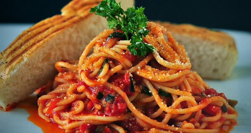 Tjestenina s umakom od rajčice, špeka i sira gotova je za samo 10 minuta