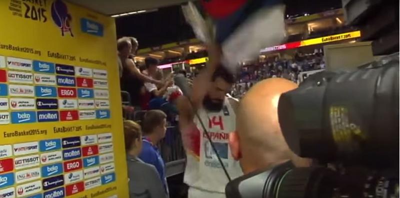 (VIDEO) Bijesni španjolski Crnogorac u Berlinu razdrapao zastavu Srbije