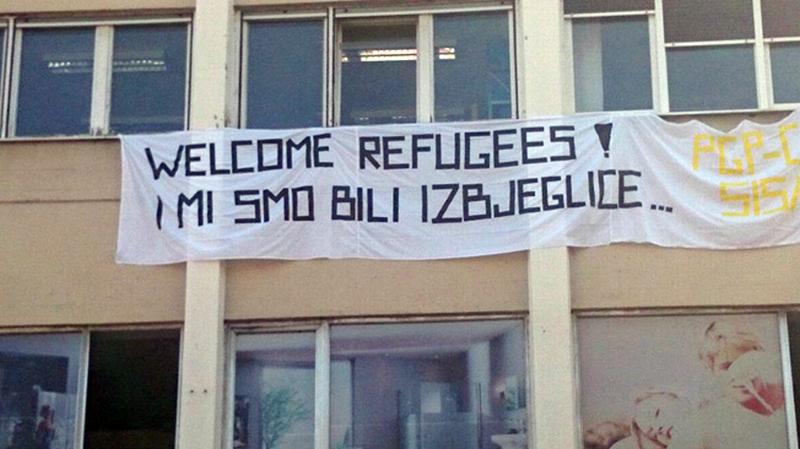 (FOTO) Siščani migrante dočekali transparentom 'I mi smo bili izbjeglice'