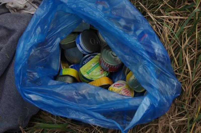 (FOTO) Sramotno ponašanje: dio migranata baca doniranu hranu