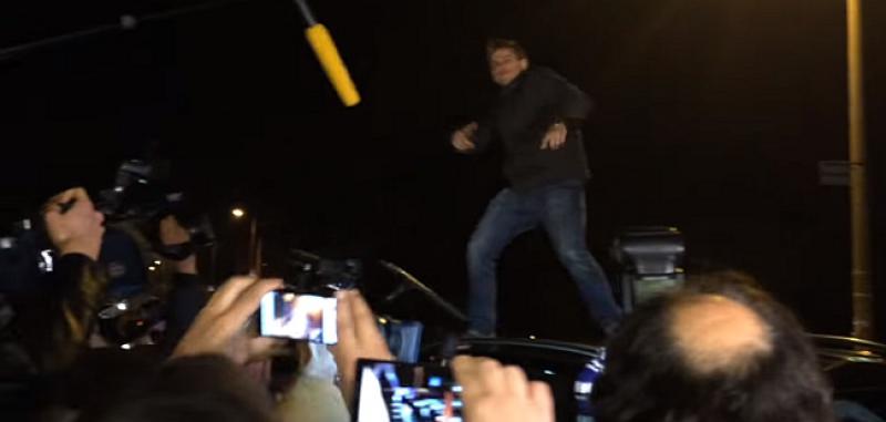 (VIDEO) Dok je Sanader izlazio iz Remetinca, mladić mu skočio na auto i pozirao novinarima