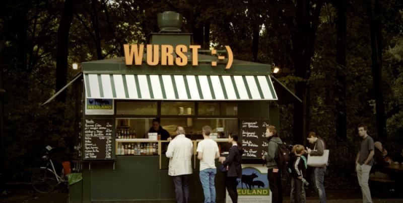 Sjeli Mujo i Haso u pečenjarnicu u Njemačkoj i naručuju...